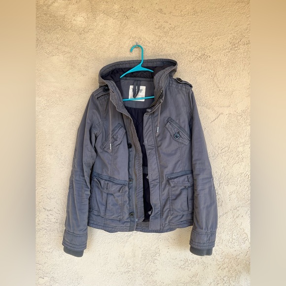 TNA Jackets & Blazers - ⛄️TNA Gray Quilted Jacket